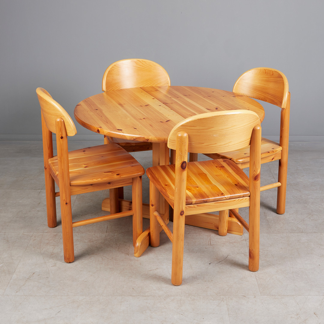 RAINER DAUMILLER. Im Stil von. Fünf-teilige Sitzgruppe / Tisch mit vier Stühlen, Kiefer, 1970er Jahre, Dänemark (5).