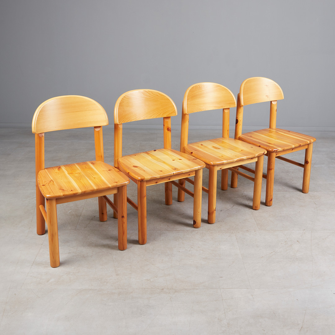 RAINER DAUMILLER. Im Stil von. Fünf-teilige Sitzgruppe / Tisch mit vier Stühlen, Kiefer, 1970er Jahre, Dänemark (5).