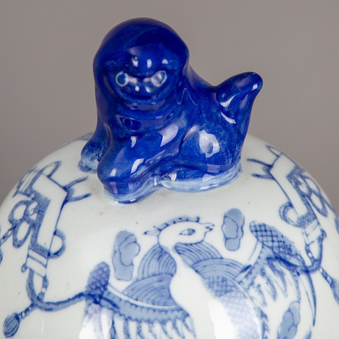 Paar blau-weiße Deckelvasen, China, Ende 20. Jh. (2).