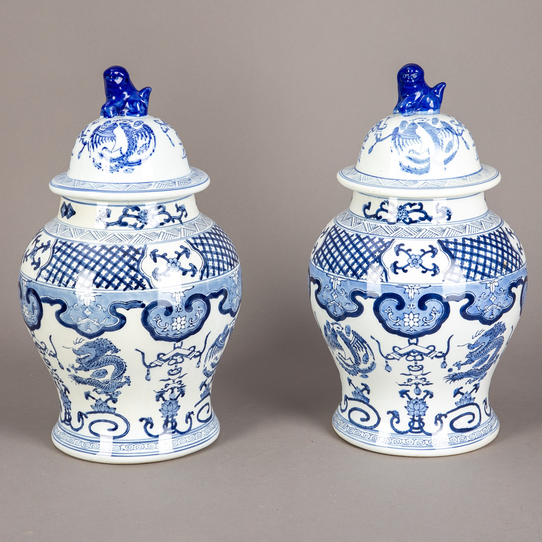 Paar blau-weiße Deckelvasen, China, Ende 20. Jh. (2).
