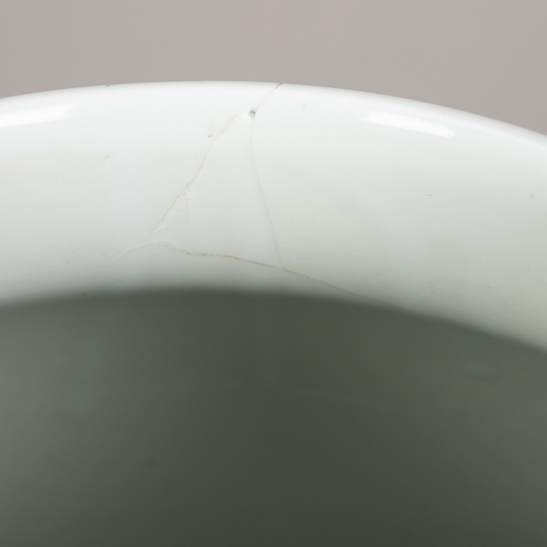 Paar blau-weiße Deckelvasen, China, Ende 20. Jh. (2).