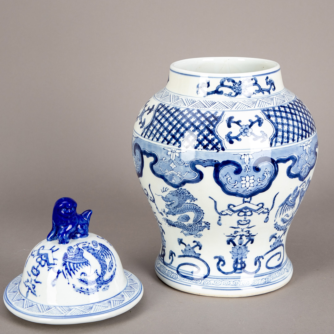 Paar blau-weiße Deckelvasen, China, Ende 20. Jh. (2).