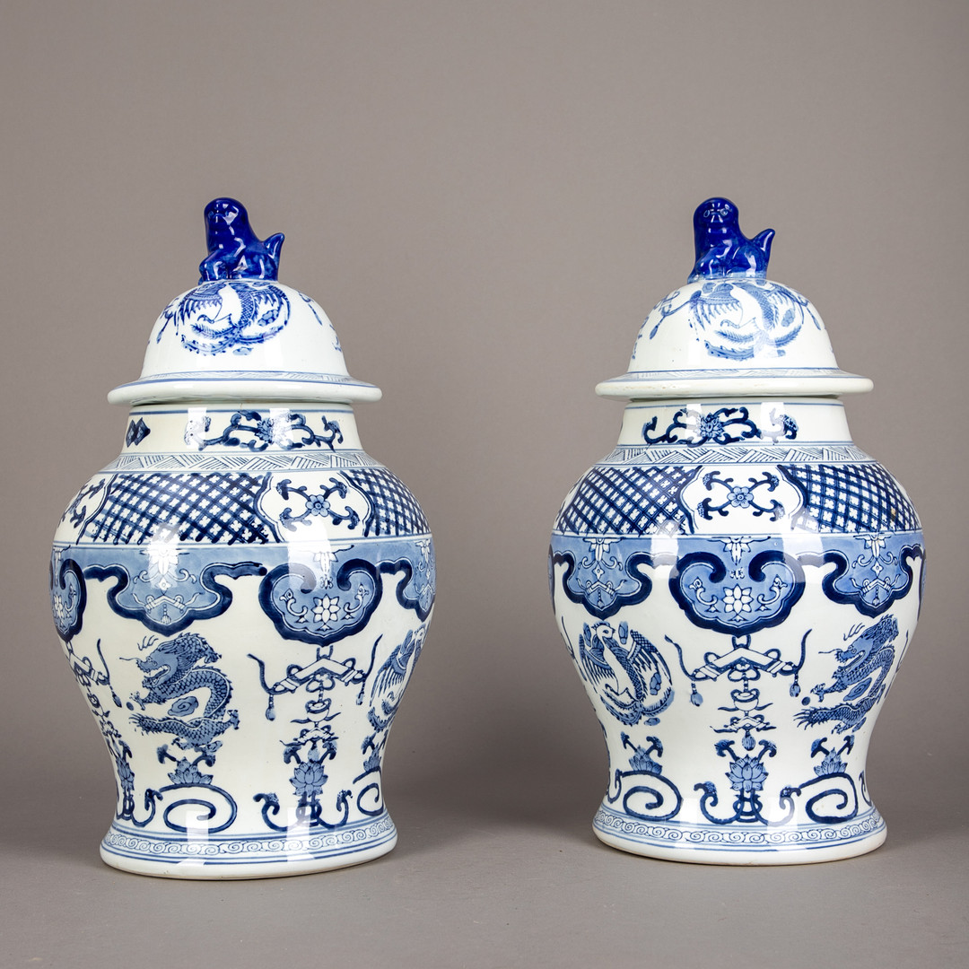 Paar blau-weiße Deckelvasen, China, Ende 20. Jh. (2).