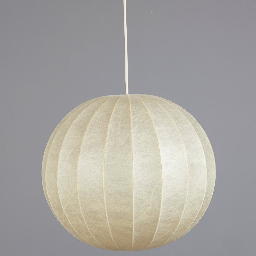 ACHILLE CASTIGLIONI. Im Stil von. Deckenlampe / Pendelleuchte, Modell 'Cocoon', Harz, Messing, 1960er Jahre.