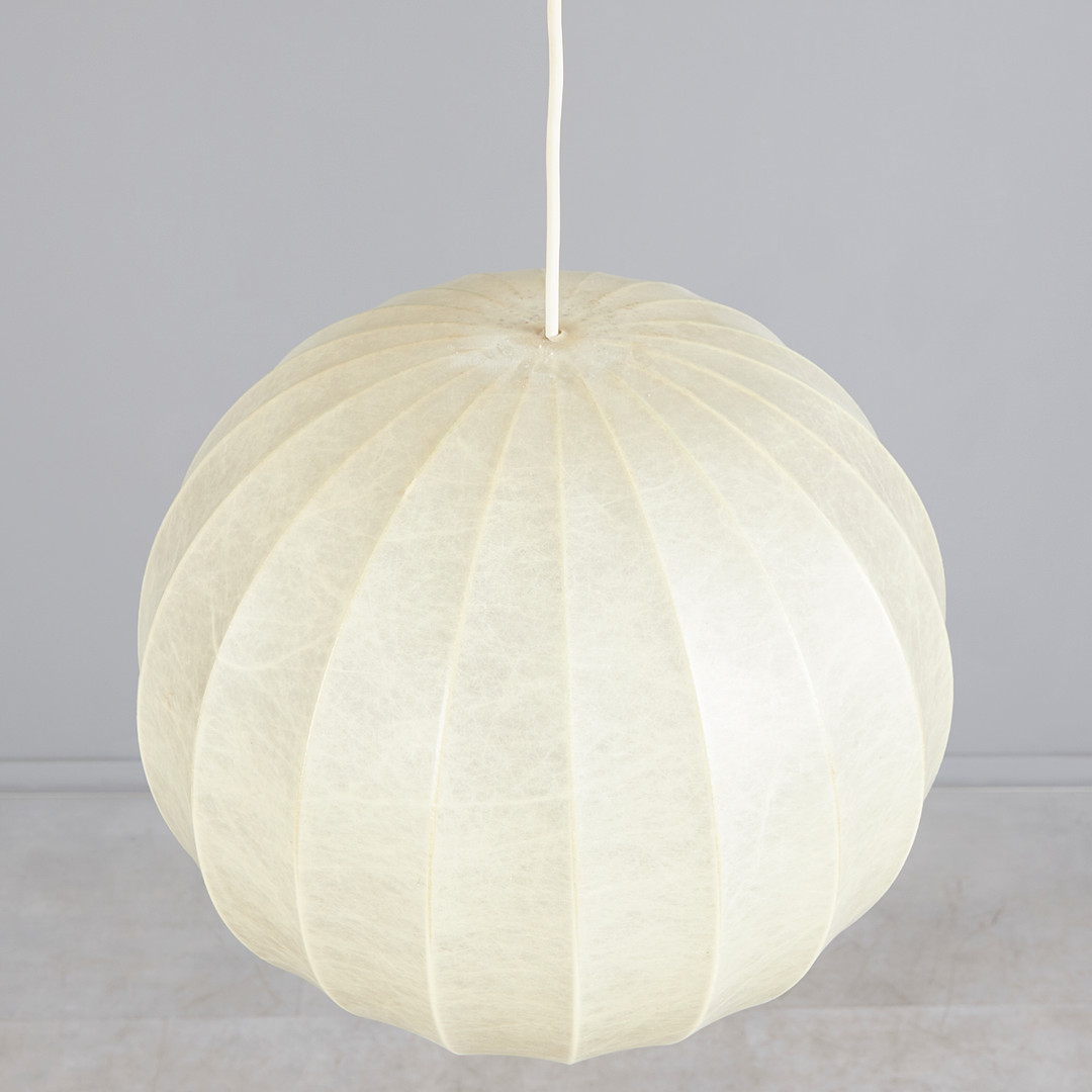 ACHILLE CASTIGLIONI. Im Stil von. Deckenlampe / Pendelleuchte, Modell 'Cocoon', Harz, Messing, 1960er Jahre.