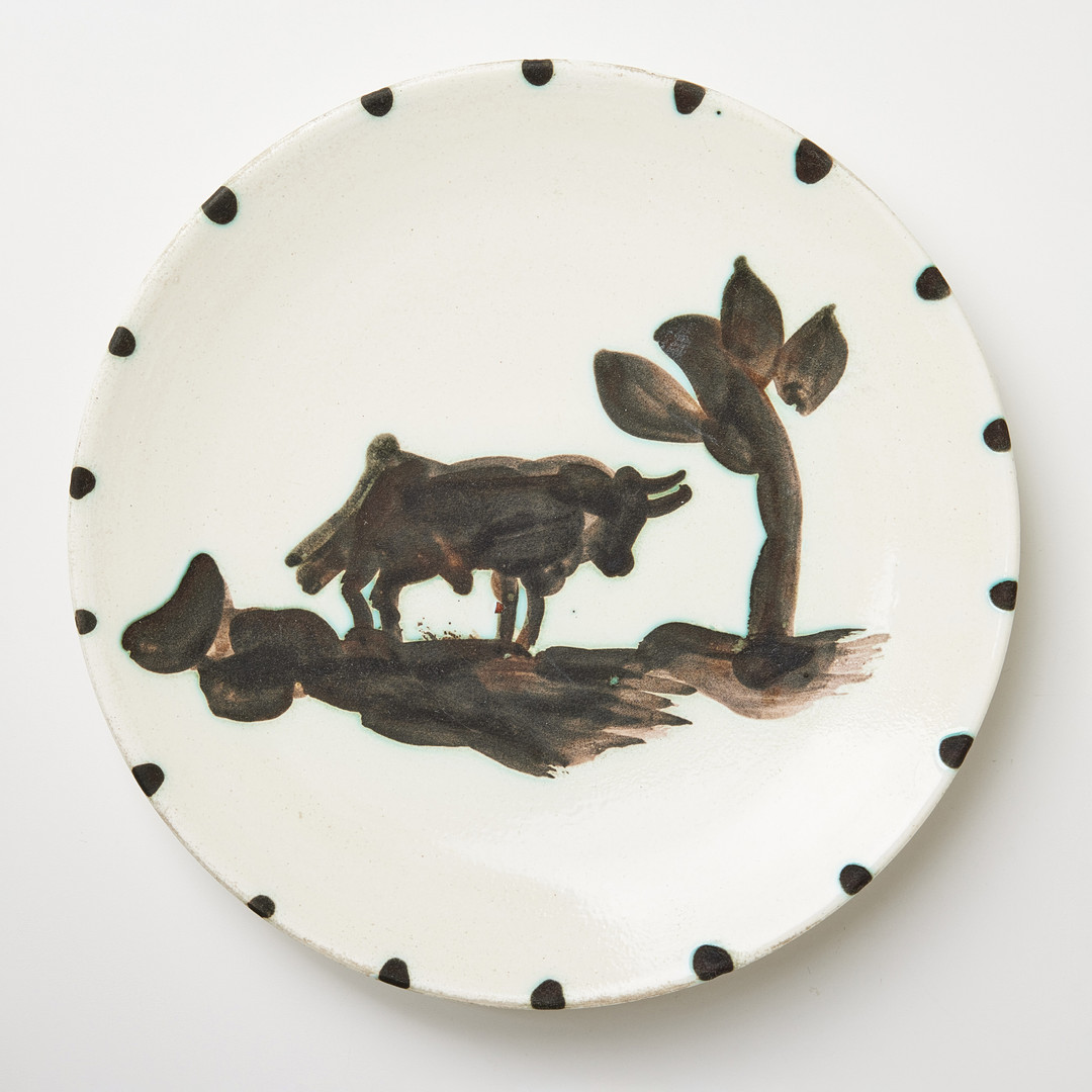 PABLO PICASSO. “Taureau sous l'arbre”, plate, Madoura, France 1952