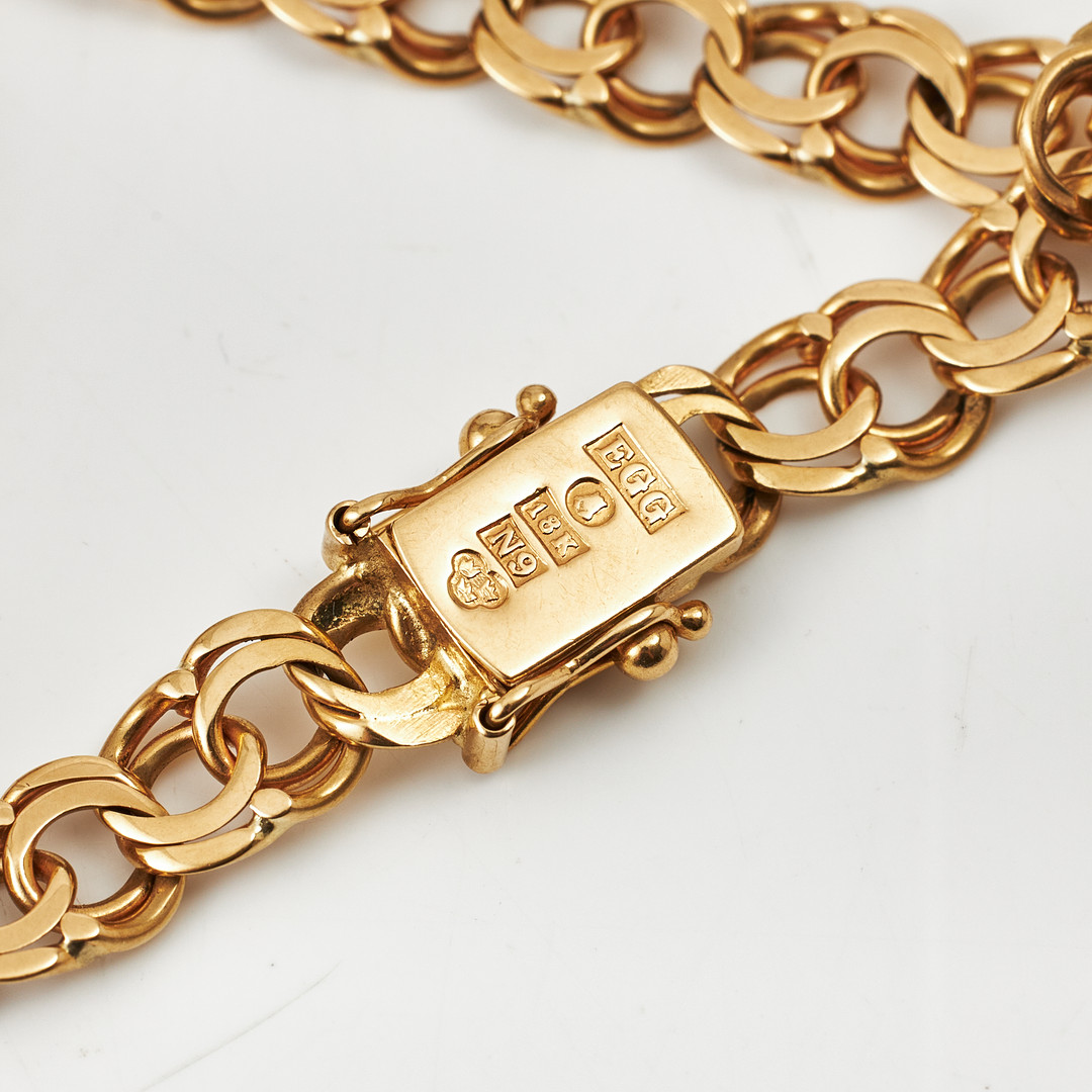 ARMBAND, 18 k guld, Bismarck, med berlocker bl a föreställande tro hopp och kärlek, visirhjälm med turkosimitationer, Evert Gustafsson, Stockholm 1963.