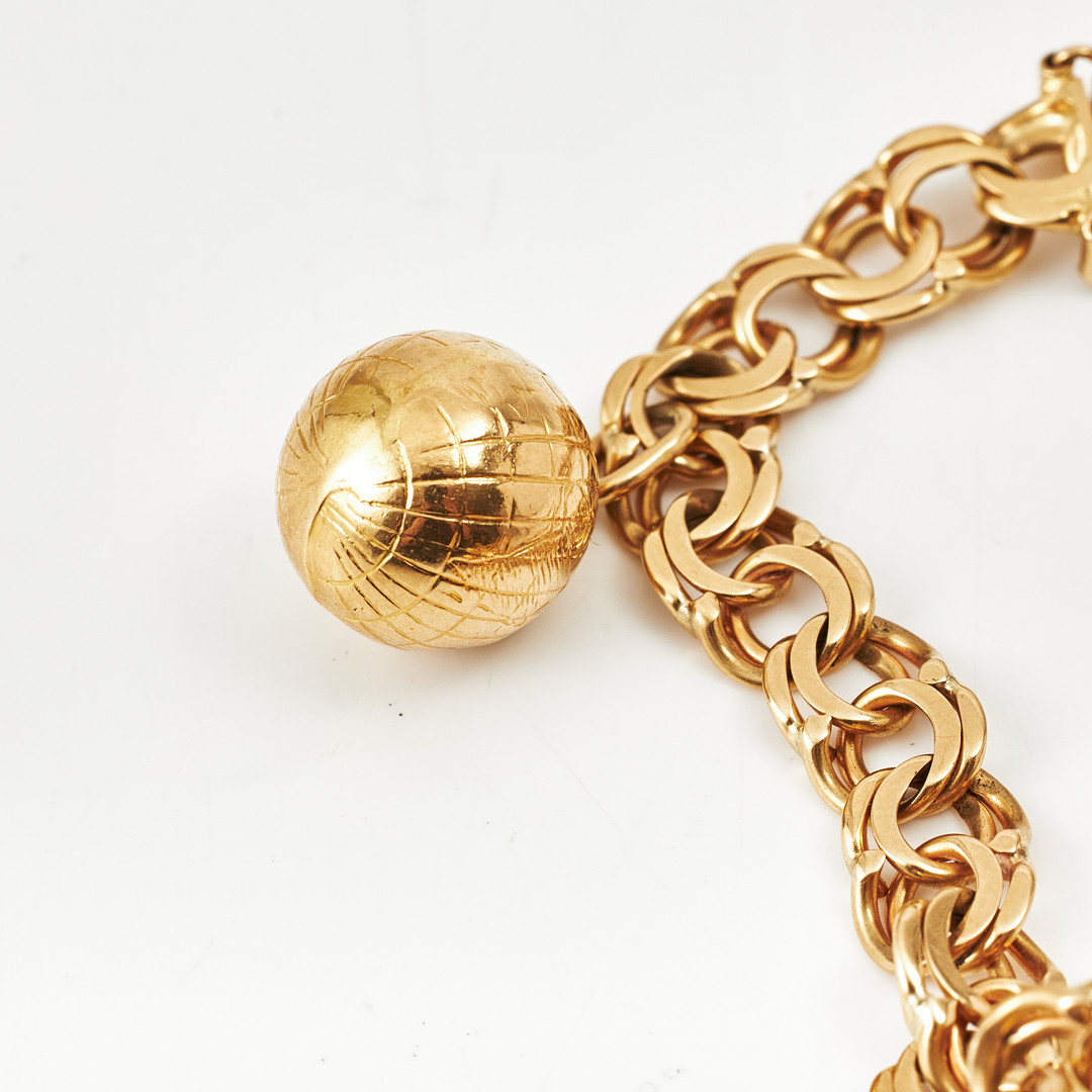 ARMBAND, 18 k guld, Bismarck, med berlocker bl a föreställande tro hopp och kärlek, visirhjälm med turkosimitationer, Evert Gustafsson, Stockholm 1963.