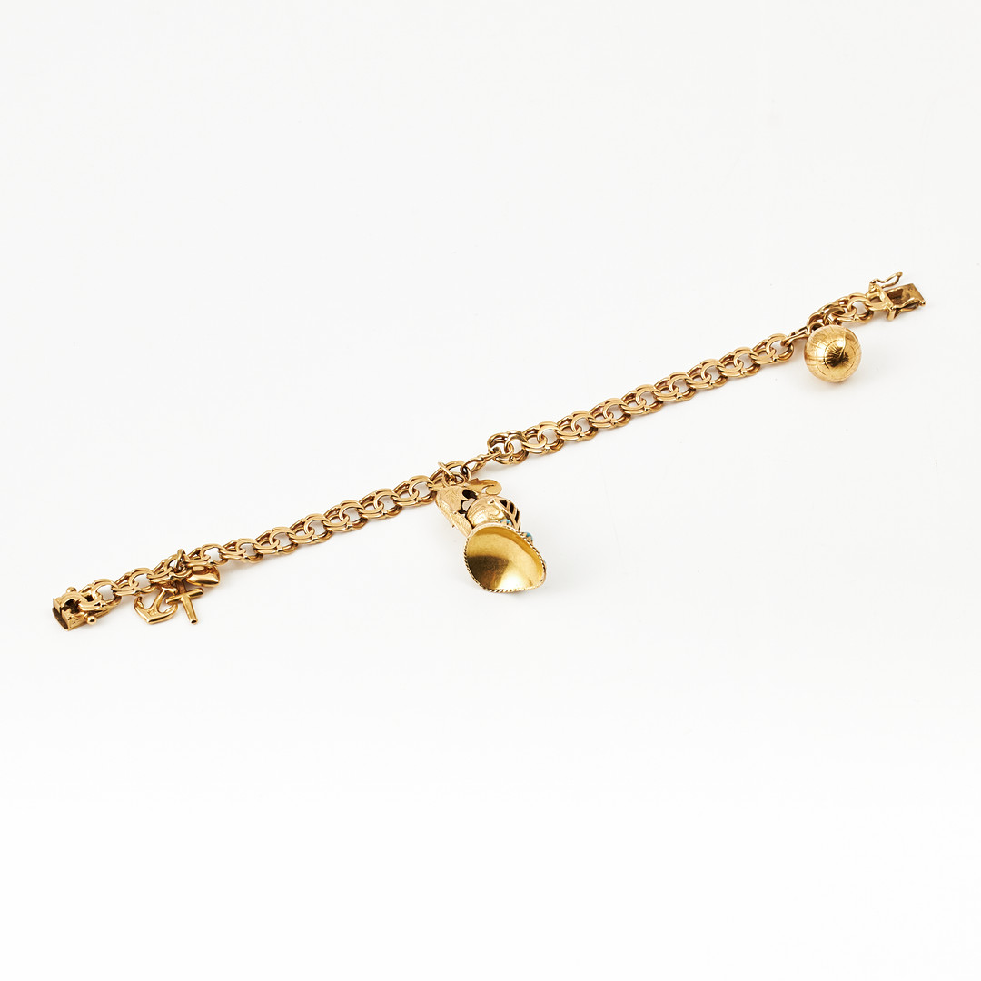 ARMBAND, 18 k guld, Bismarck, med berlocker bl a föreställande tro hopp och kärlek, visirhjälm med turkosimitationer, Evert Gustafsson, Stockholm 1963.