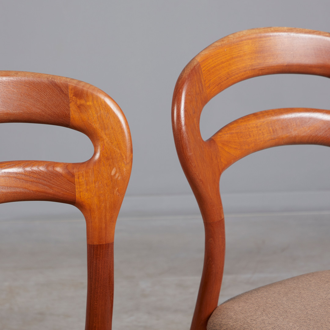 J.L. Møller, drei Stühle / Esszimmerstühle, Teak, Stoff, 1960er Jahre, Dänemark (3).