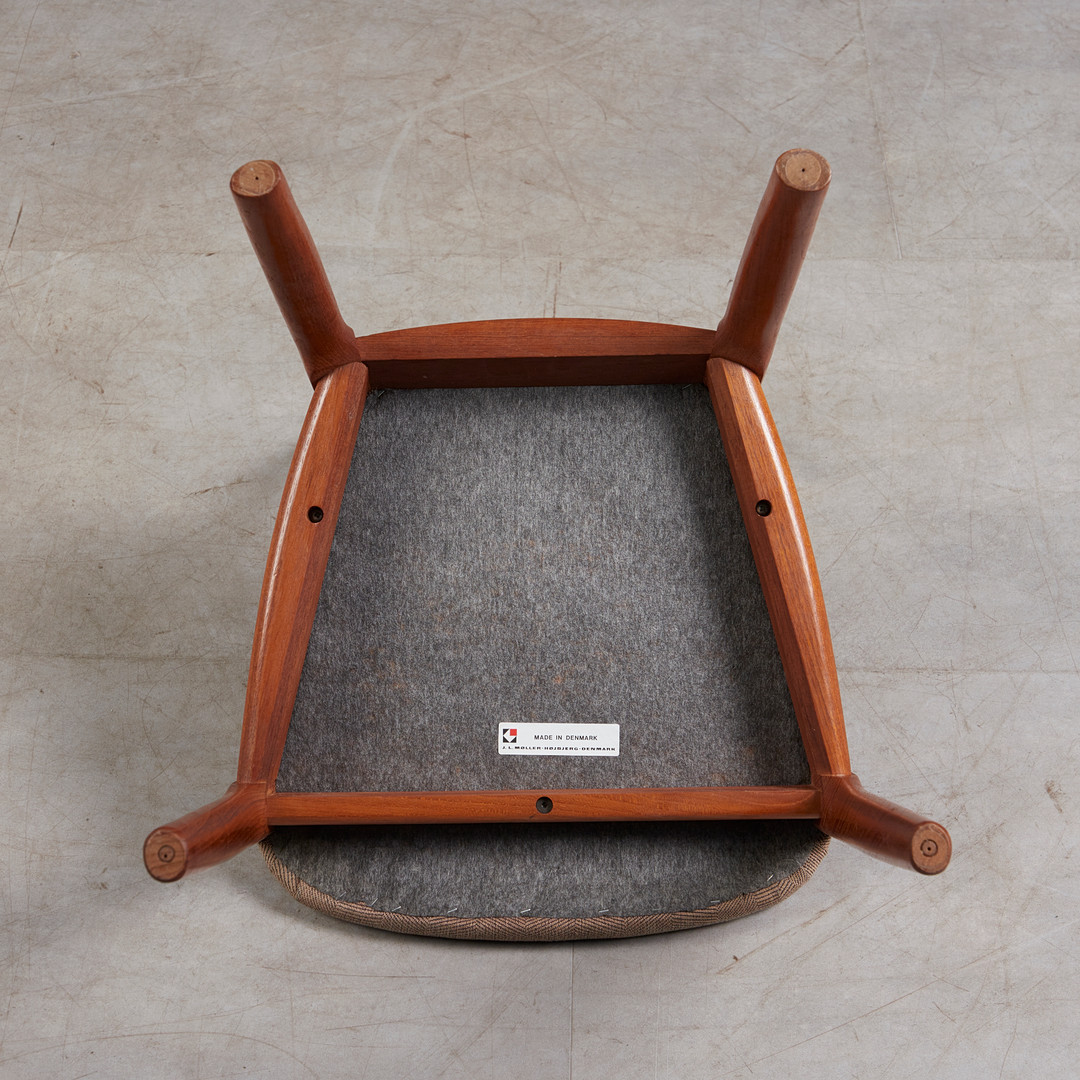 J.L. Møller, drei Stühle / Esszimmerstühle, Teak, Stoff, 1960er Jahre, Dänemark (3).