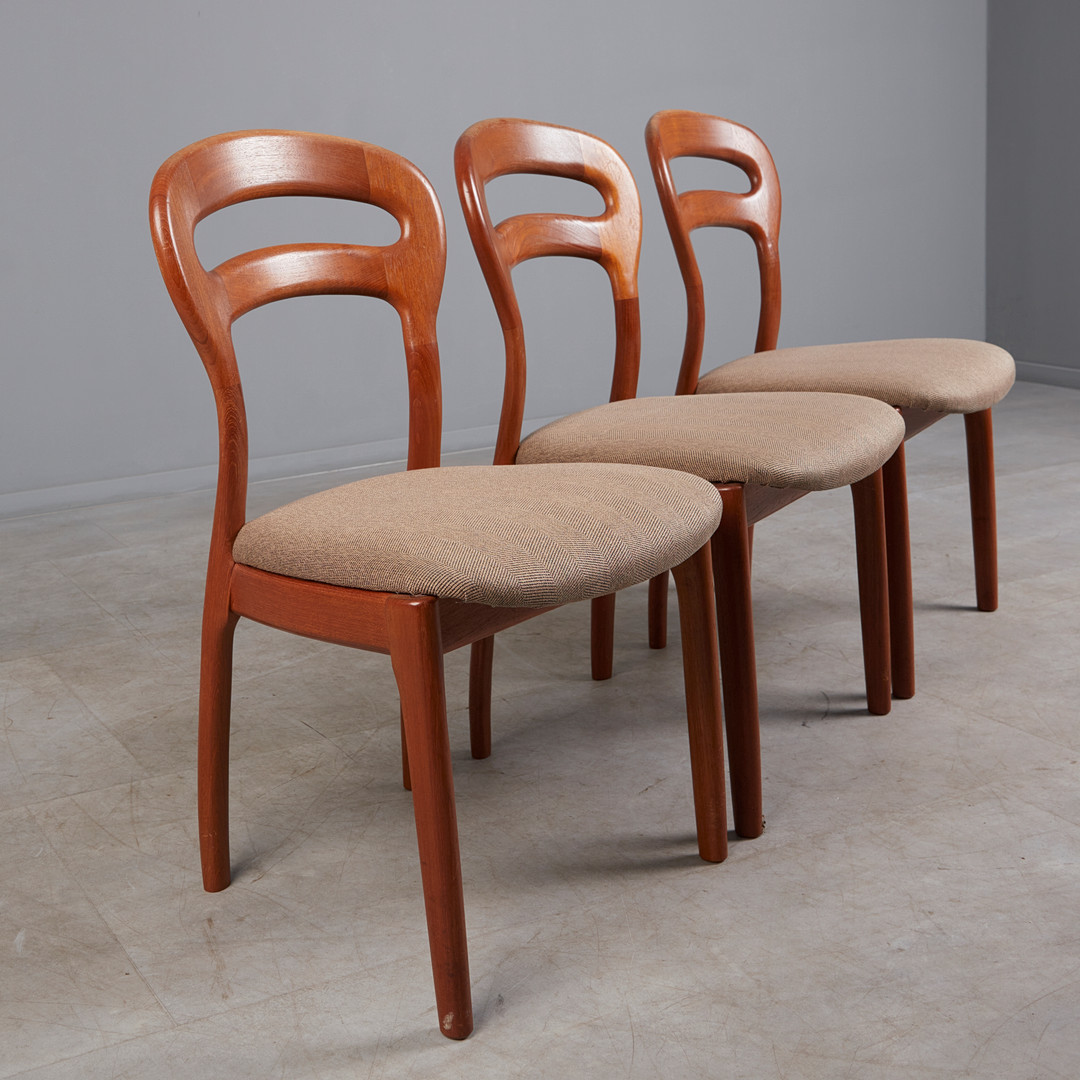 J.L. Møller, drei Stühle / Esszimmerstühle, Teak, Stoff, 1960er Jahre, Dänemark (3).