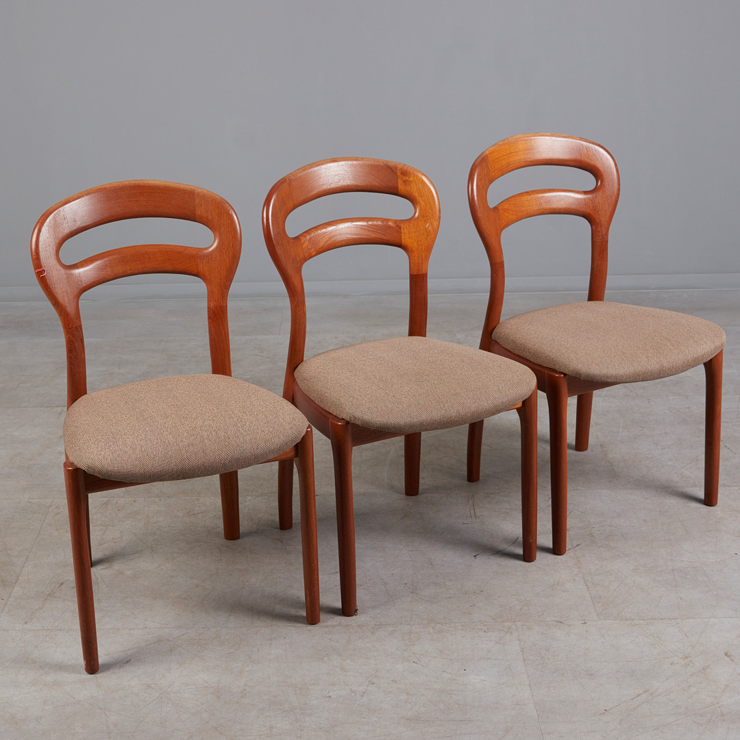 J.L. Møller, drei Stühle / Esszimmerstühle, Teak, Stoff, 1960er Jahre, Dänemark (3).