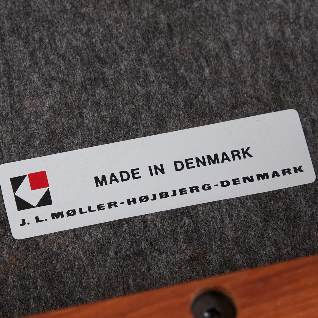 J.L. Møller, drei Stühle / Esszimmerstühle, Teak, Stoff, 1960er Jahre, Dänemark (3).