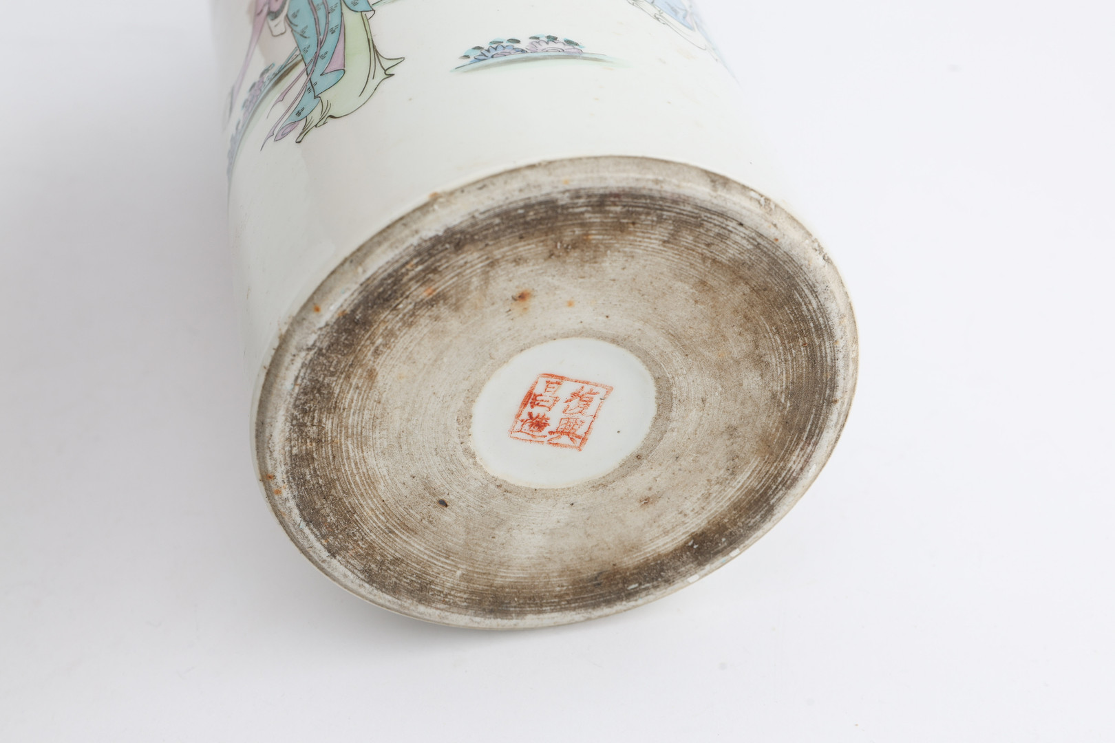 SKÅLFAT, Qing-dynastin, sent 1800-tal & PENSELVAS, 1900-tal, porslin med dekor av emaljfärger, vas med karaktärsmärkning undertill.