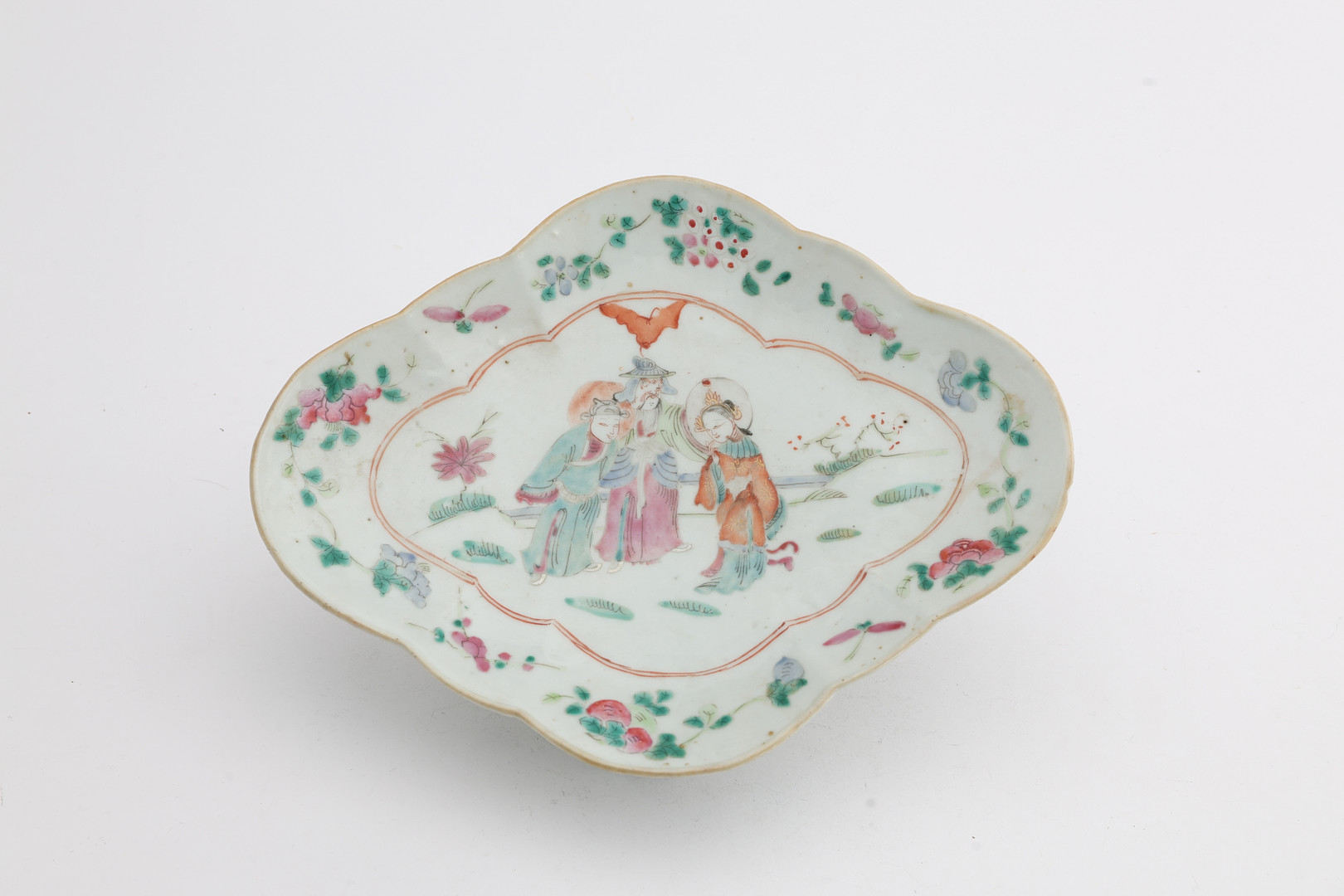 SKÅLFAT, Qing-dynastin, sent 1800-tal & PENSELVAS, 1900-tal, porslin med dekor av emaljfärger, vas med karaktärsmärkning undertill.
