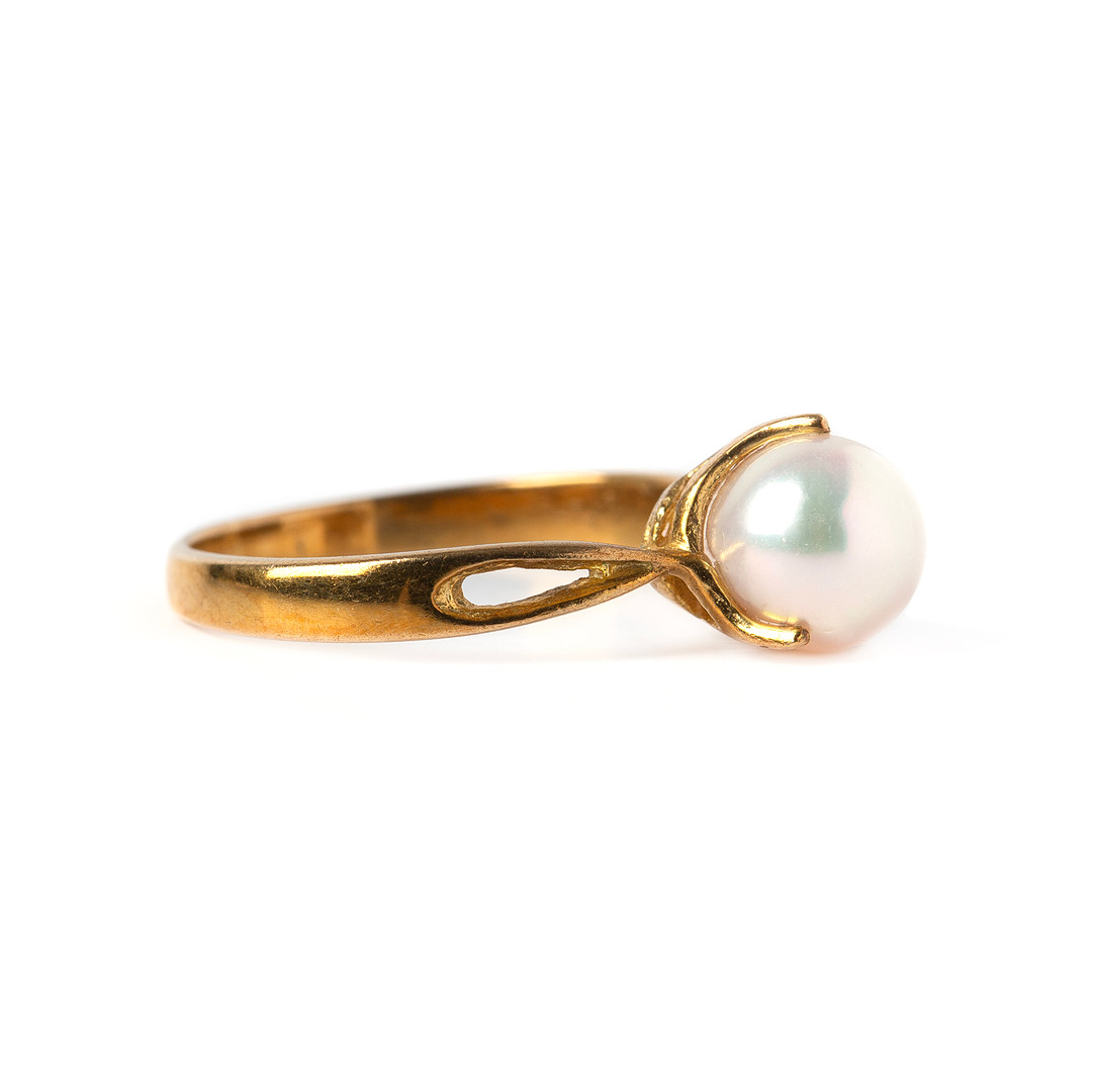 RING, 14K guld med odlad pärla.