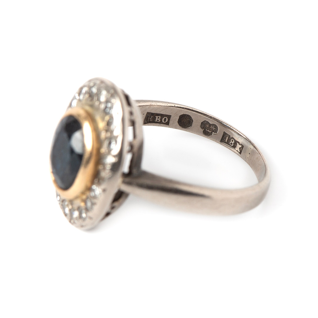 RING, 18K guld och vitguld med fasettslipad safir samt åttkantsliapde diamanter, Ruth och Hugo Olsson, Helsingborg.