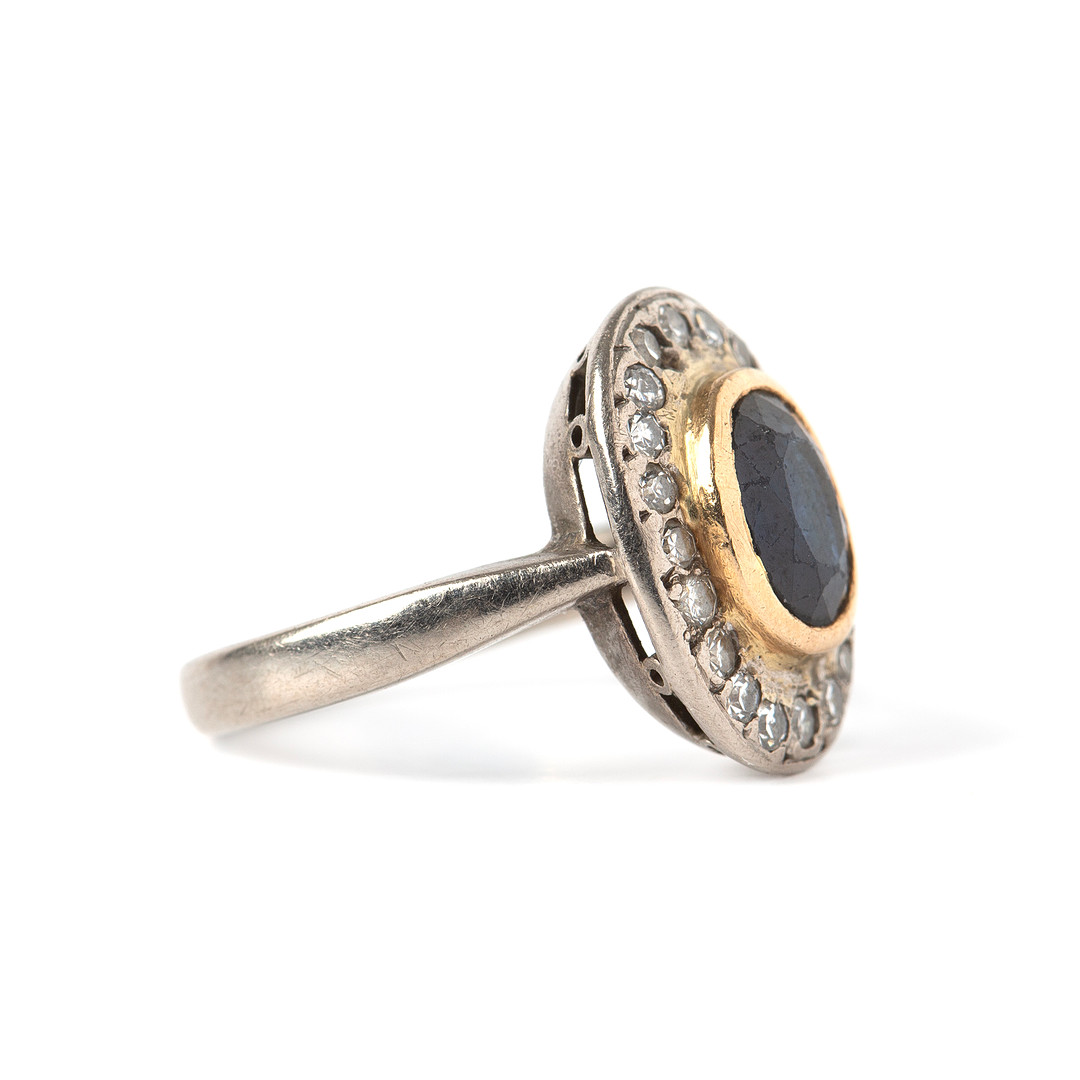 RING, 18K guld och vitguld med fasettslipad safir samt åttkantsliapde diamanter, Ruth och Hugo Olsson, Helsingborg.