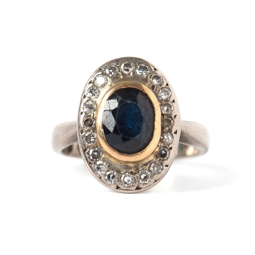 RING, 18K guld och vitguld med fasettslipad safir samt åttkantsliapde diamanter, Ruth och Hugo Olsson, Helsingborg.