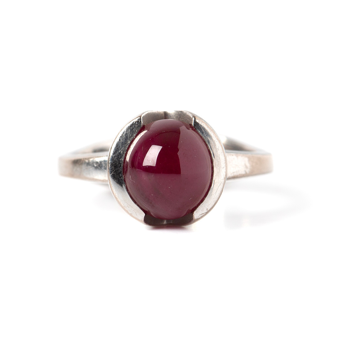 RING, 18K vitguld med cabochonslipad rubin, Art Metall, Helsingborg.