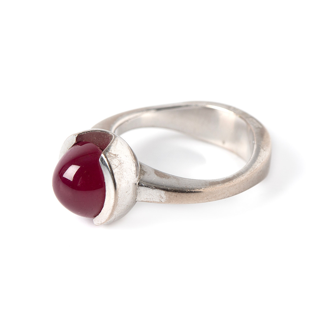 RING, 18K vitguld med cabochonslipad rubin, Art Metall, Helsingborg.