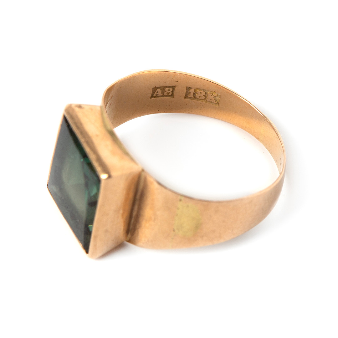 RING, 18K guld med syntetisk grön spinell.