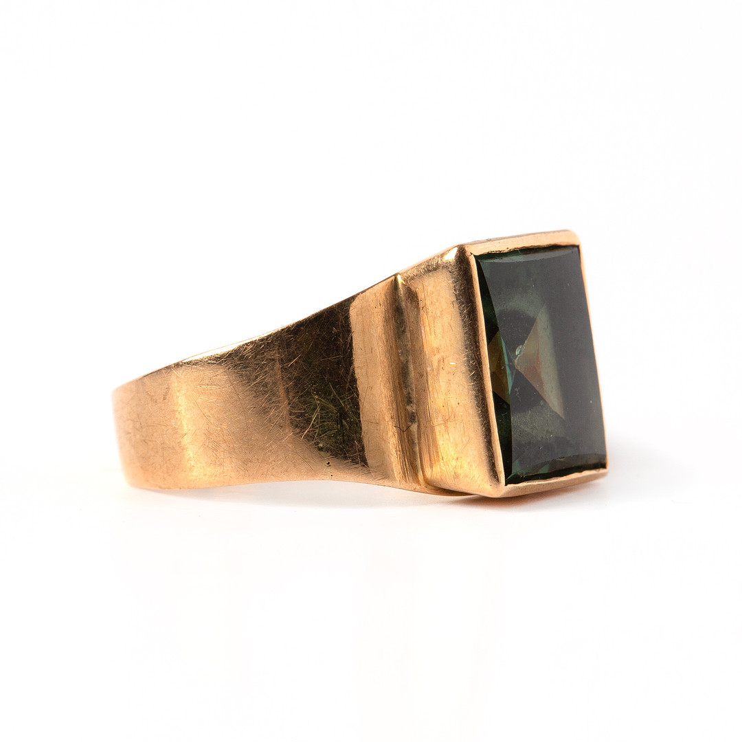 RING, 18K guld med syntetisk grön spinell.