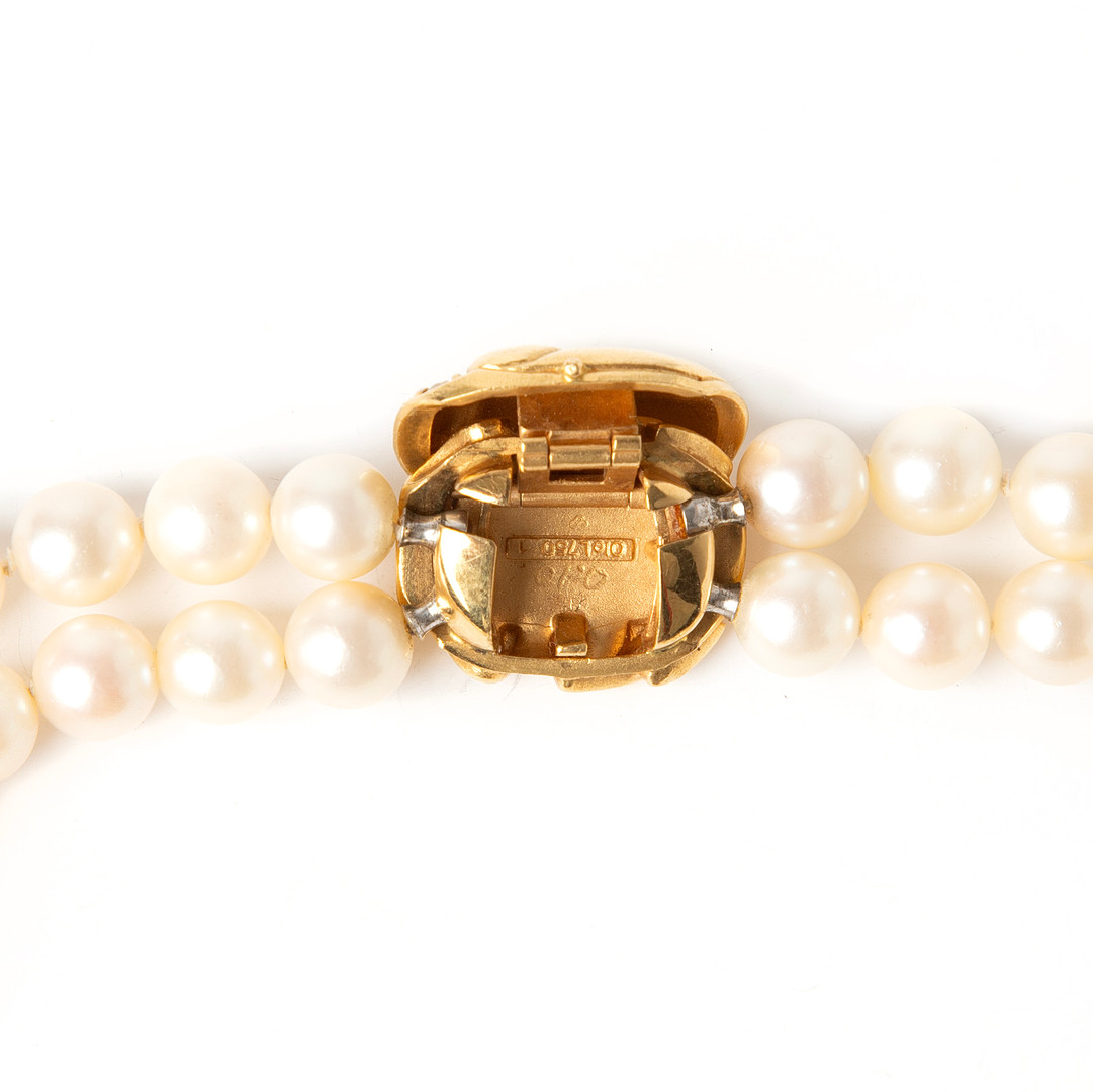 OLE LYNGGAARD, collier, odlade pärlor med lås i form av skalbagge 18K guld med två briljantslipade diamanter, totalt 0.10 ct.