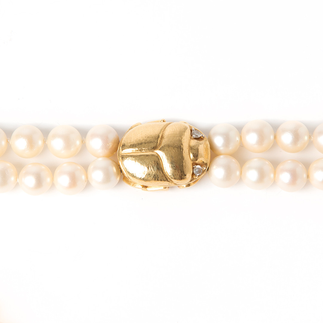 OLE LYNGGAARD, collier, odlade pärlor med lås i form av skalbagge 18K guld med två briljantslipade diamanter, totalt 0.10 ct.