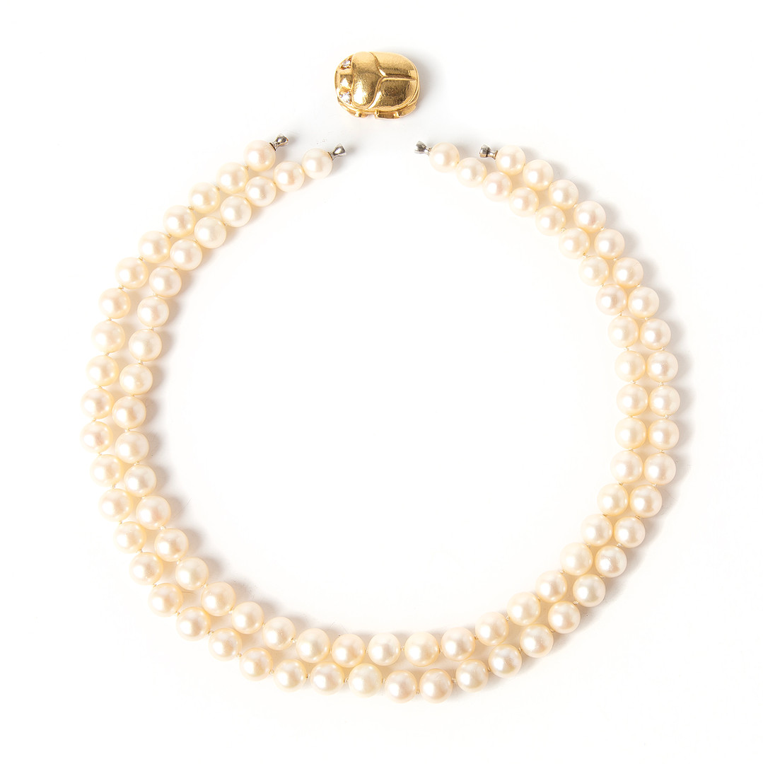 OLE LYNGGAARD, collier, odlade pärlor med lås i form av skalbagge 18K guld med två briljantslipade diamanter, totalt 0.10 ct.