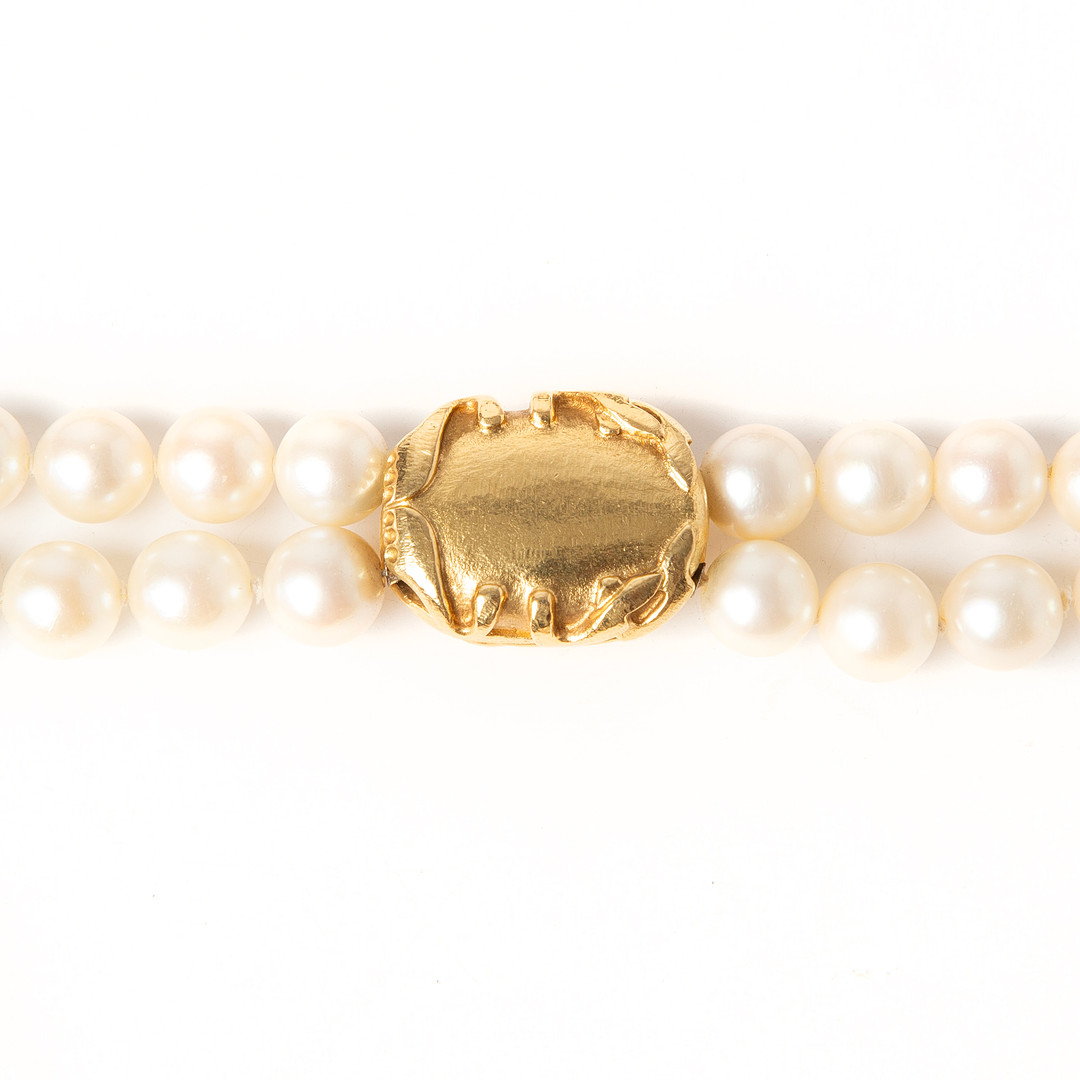 OLE LYNGGAARD, collier, odlade pärlor med lås i form av skalbagge 18K guld med två briljantslipade diamanter, totalt 0.10 ct.