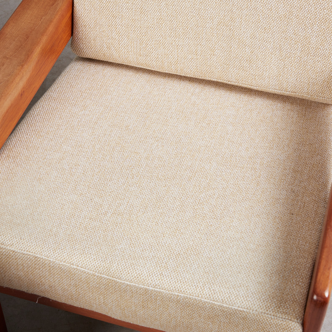 ARNE WAHL IVERSEN. für Komfort, zwei Lounge Chairs / Sessel, Teak, Stoff, 1960s, Dänemark (2).