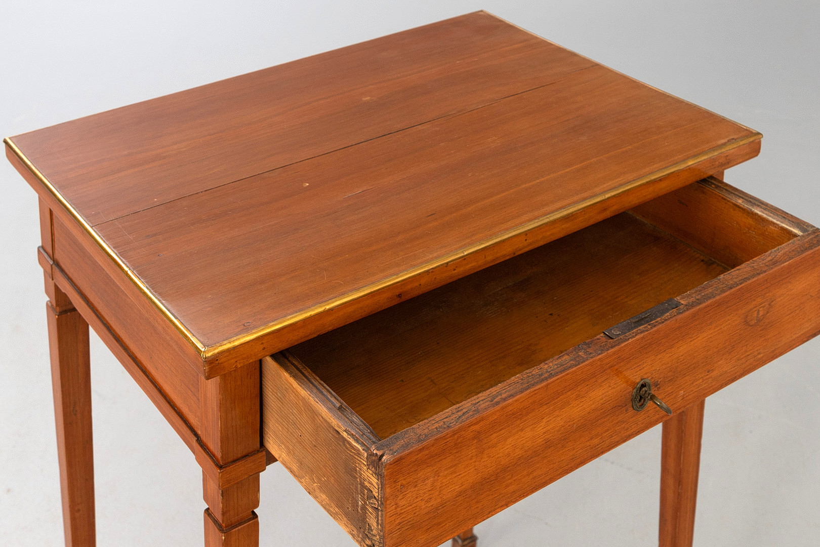 Kleiner Biedermeier-Tisch mit einfachem Schub, Deutschland, um 1830.