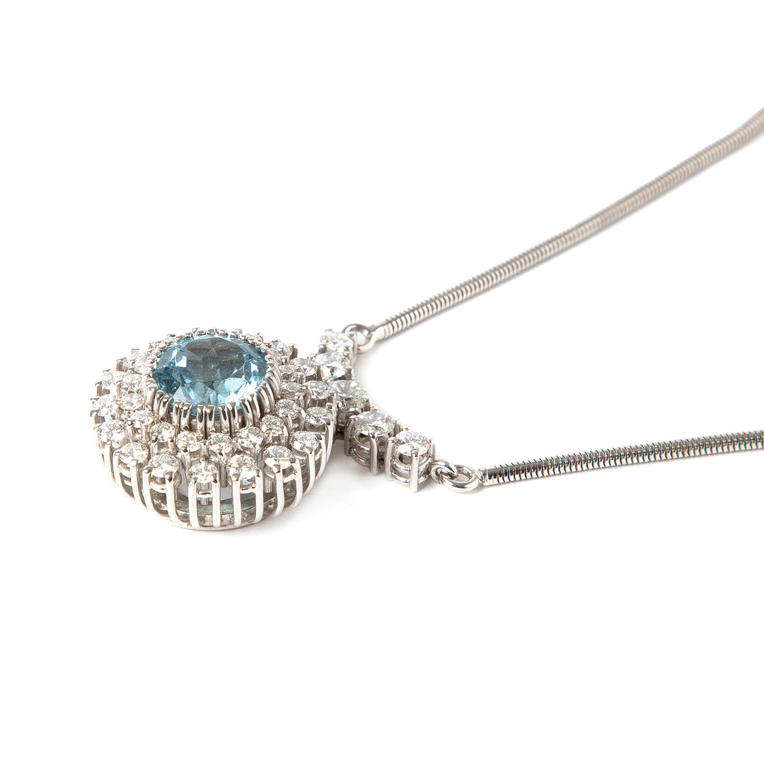 COLLIER, 18K vitguld med fasettslipad akvamarin, ca 4.25 ct samt briljantslipade diamanter totalt ca 2.00 ct, Artmetall, Helsingborg.