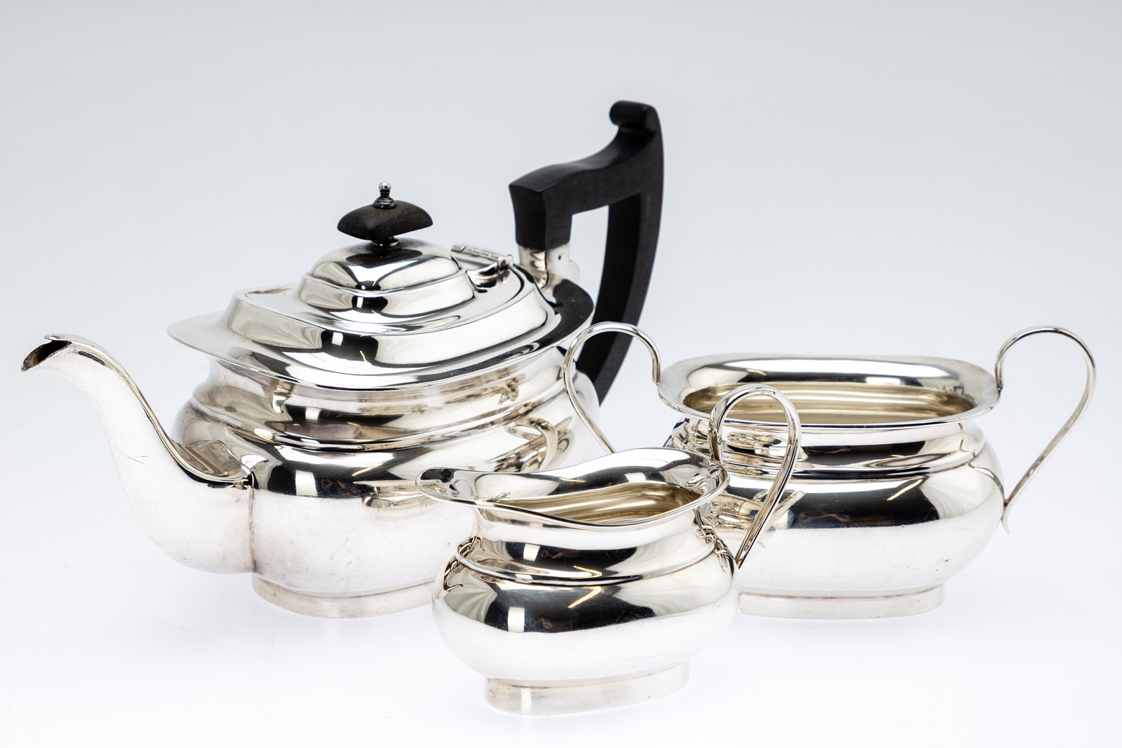 VINER´S LTD (EMILE VINER). Teeservice im Stil Georg III, 3-teilig, Sterling Silber, Sheffield, 1931.