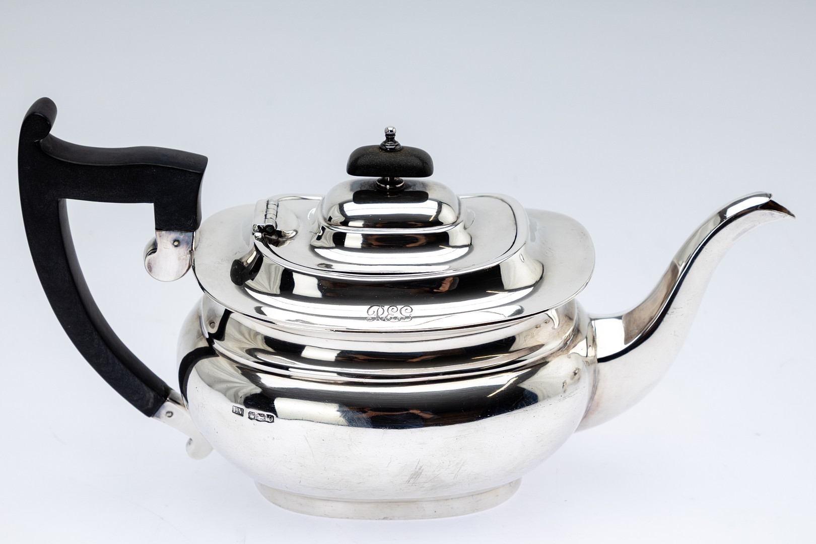 VINER´S LTD (EMILE VINER). Teeservice im Stil Georg III, 3-teilig, Sterling Silber, Sheffield, 1931.