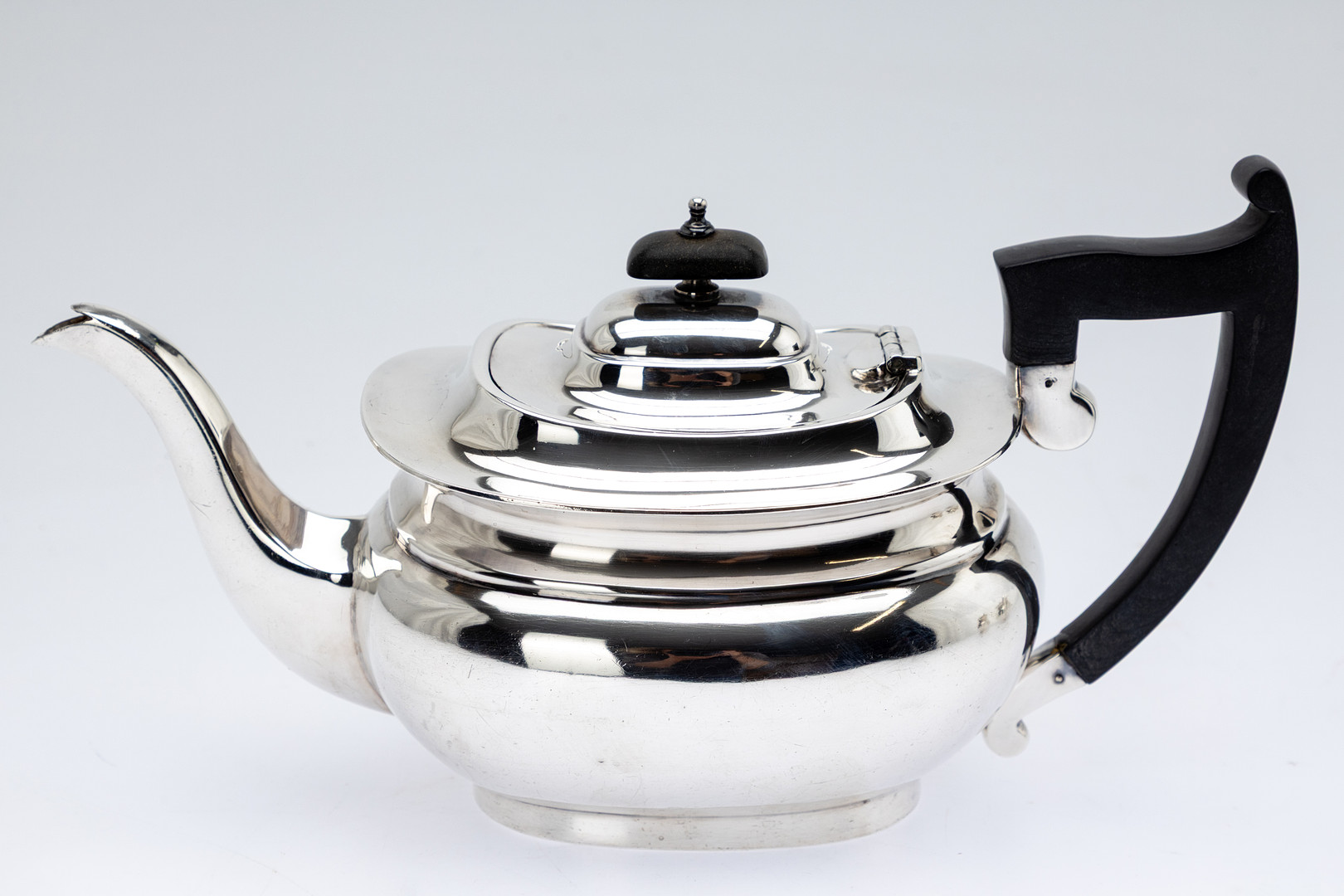 VINER´S LTD (EMILE VINER). Teeservice im Stil Georg III, 3-teilig, Sterling Silber, Sheffield, 1931.