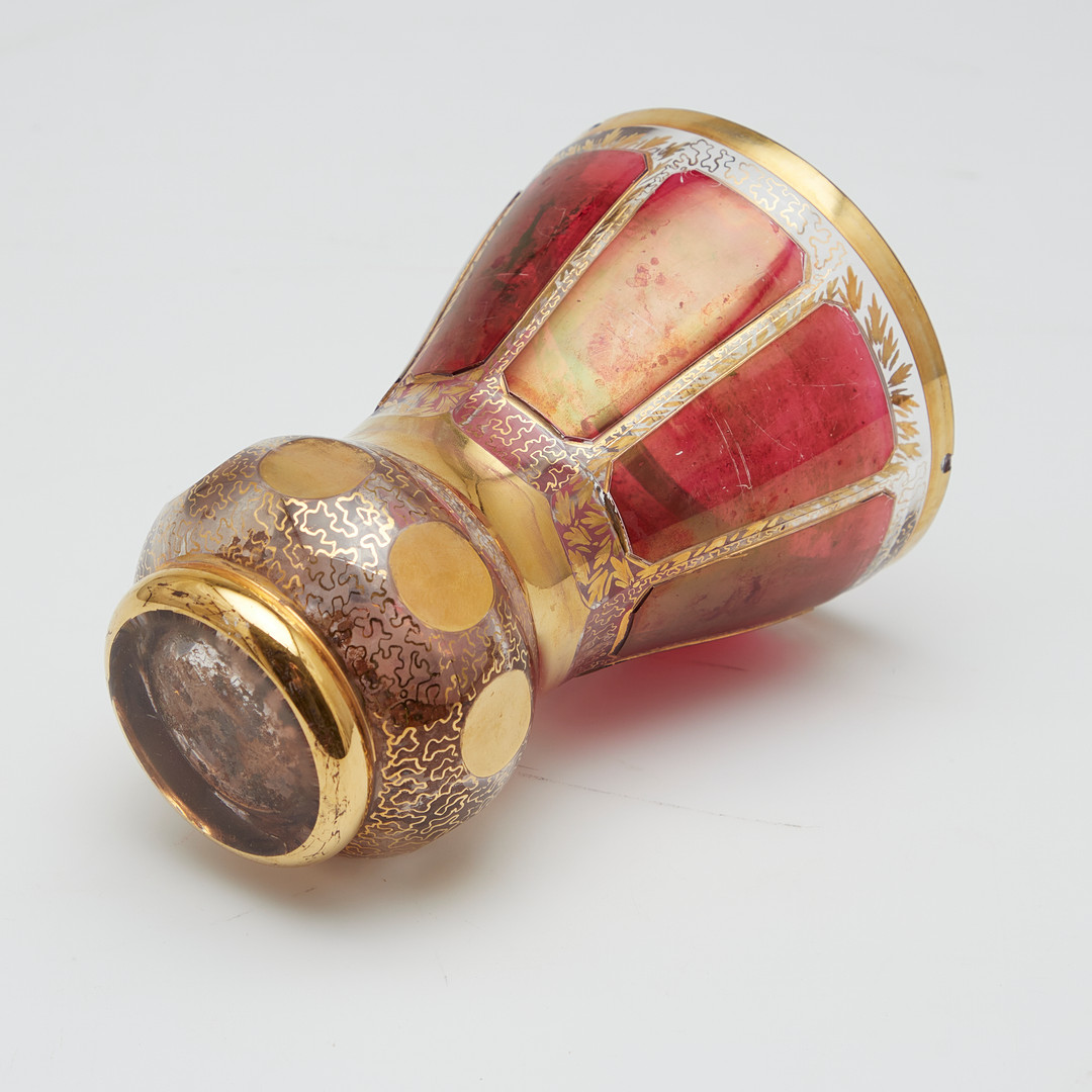 Glaskelch, Vase, Kristallglas, rot überfangen, gold staffiert, 20. Jahrhundert.