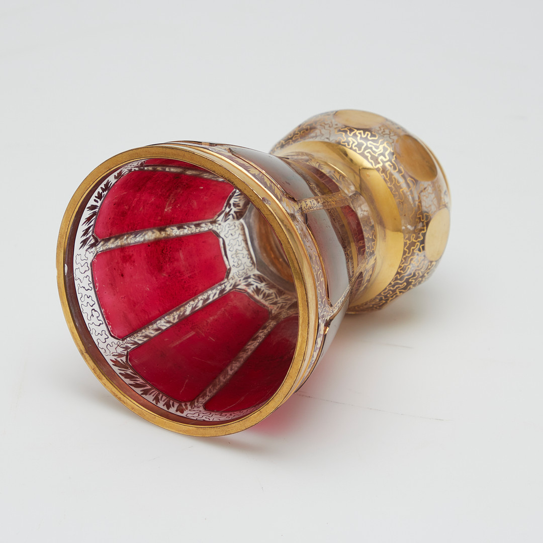 Glaskelch, Vase, Kristallglas, rot überfangen, gold staffiert, 20. Jahrhundert.