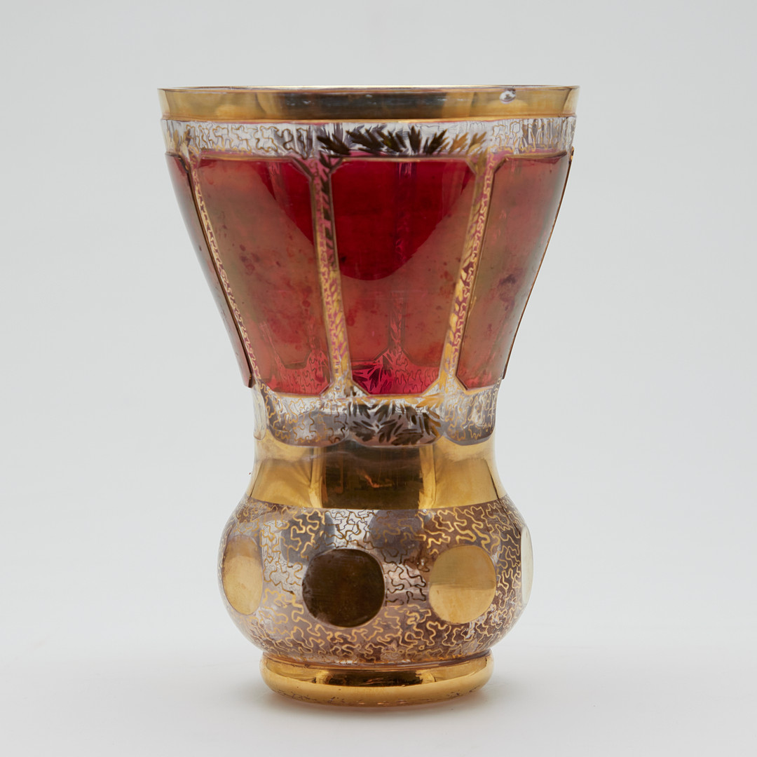 Glaskelch, Vase, Kristallglas, rot überfangen, gold staffiert, 20. Jahrhundert.