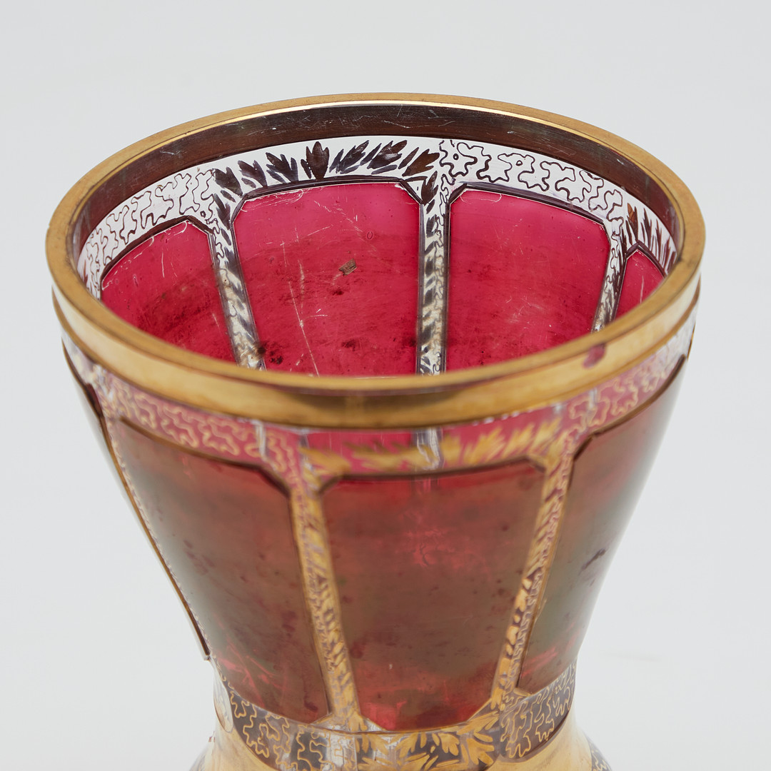 Glaskelch, Vase, Kristallglas, rot überfangen, gold staffiert, 20. Jahrhundert.