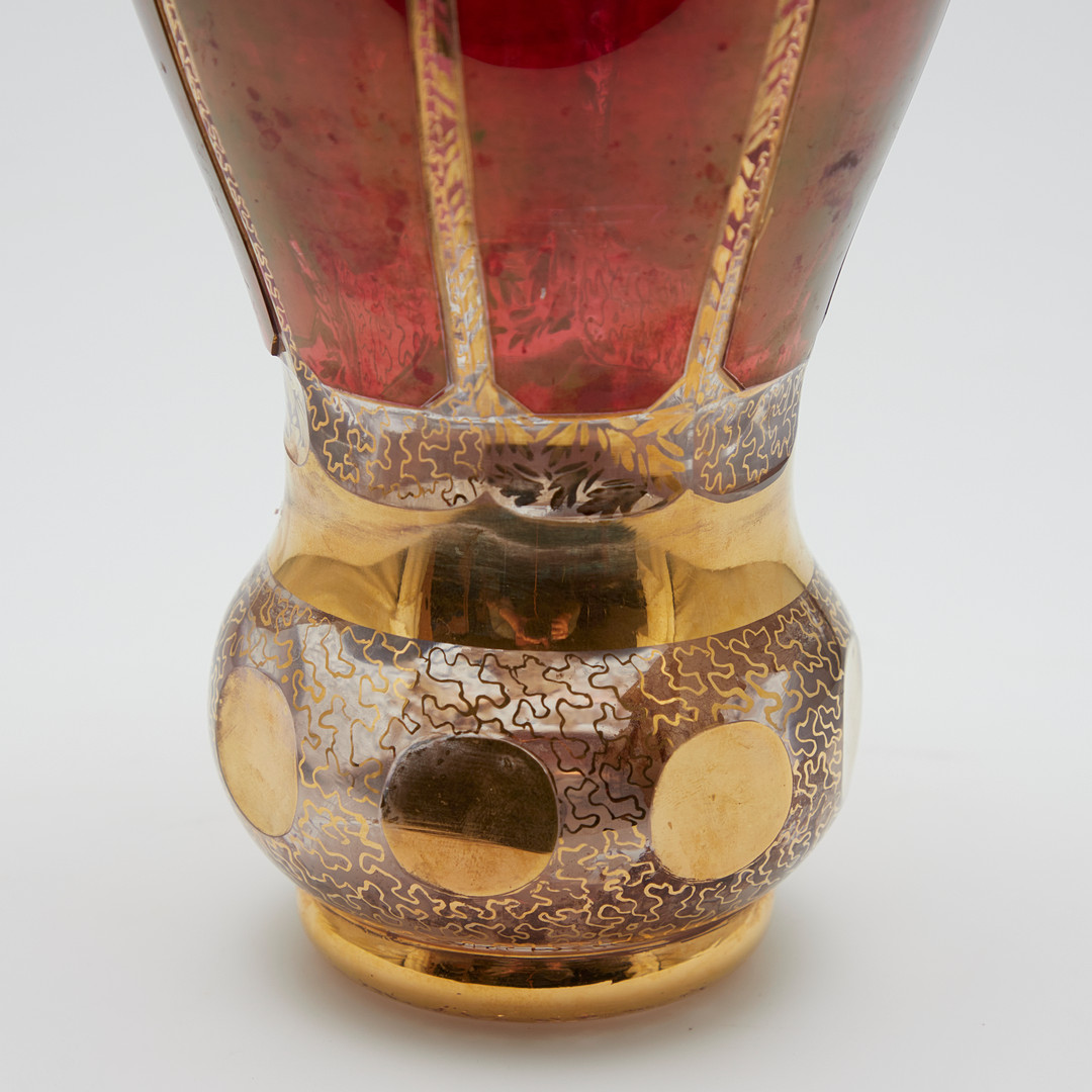 Glaskelch, Vase, Kristallglas, rot überfangen, gold staffiert, 20. Jahrhundert.
