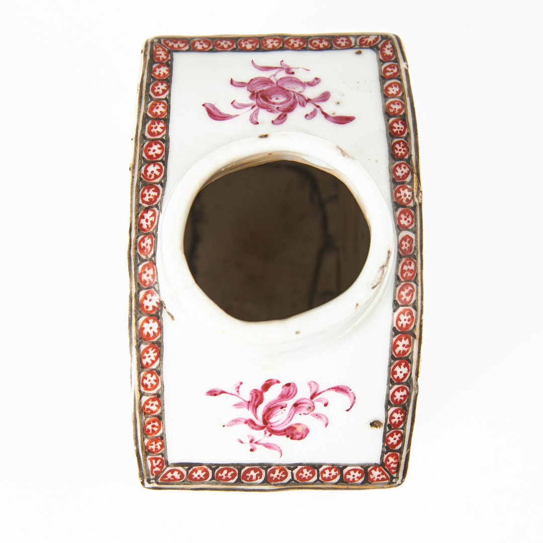 TEDOSA, porslin, Kina, Qianlong (1736-1795), så kallat mandarinporslin, dekor av figurscen, sidorna med infällda kartuscher i magenta.