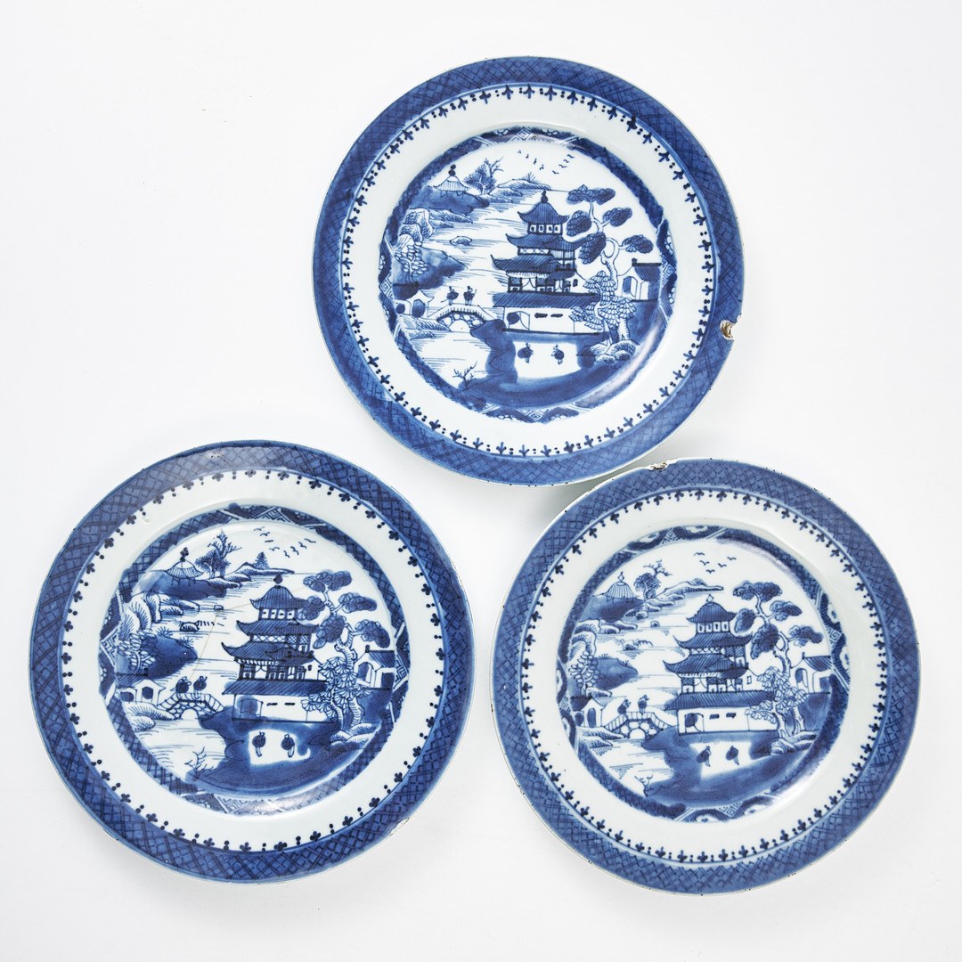TALLRIKAR, 3+2 st., porslin, Kina, Jiaqing (1796-1820), dekor i underglasyrblått.