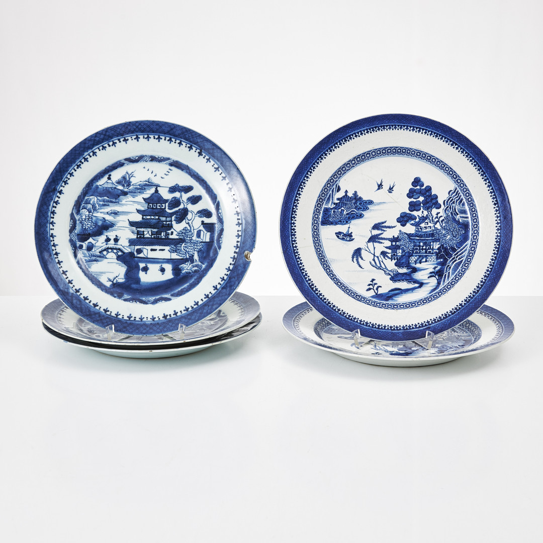 TALLRIKAR, 3+2 st., porslin, Kina, Jiaqing (1796-1820), dekor i underglasyrblått.