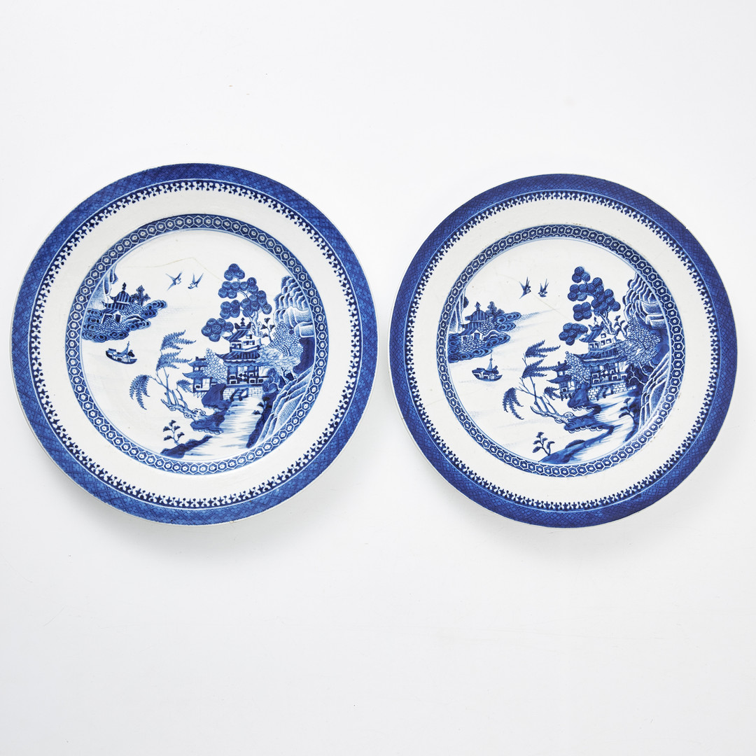 TALLRIKAR, 3+2 st., porslin, Kina, Jiaqing (1796-1820), dekor i underglasyrblått.