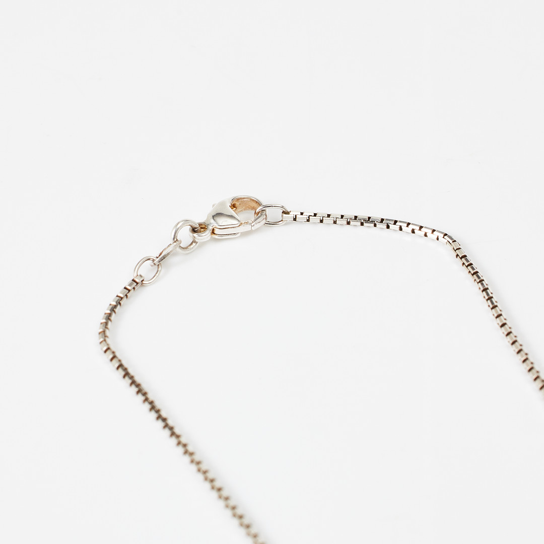 HÄNGE, 18 k rodierat vitguld, fantasislipad akvamarin, överdel samt ögla med dekor av totalt 12 små rosenslipade diamanter, KEDJA, sterlingsilver, venetiansk.