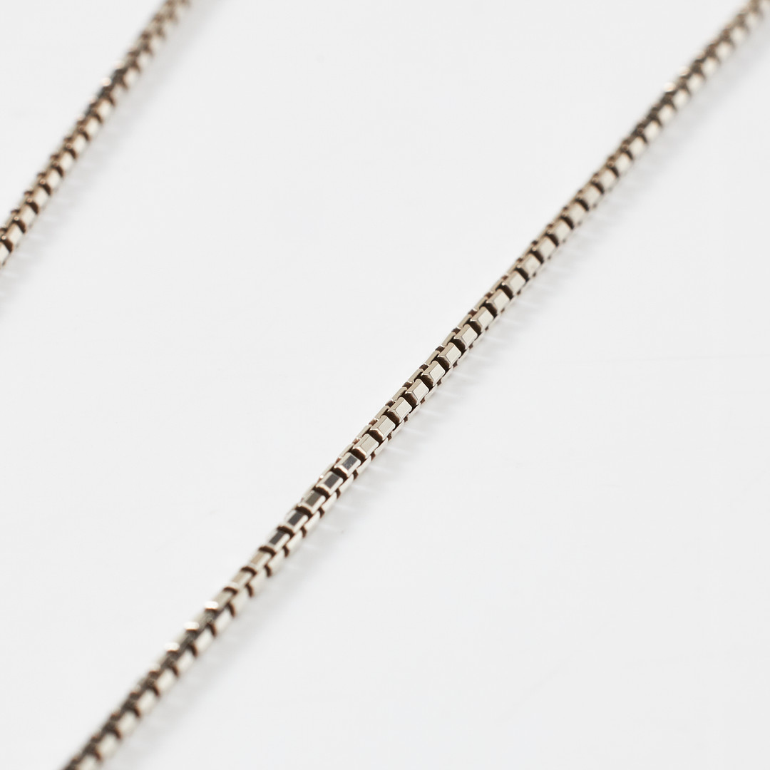 HÄNGE, 18 k rodierat vitguld, fantasislipad akvamarin, överdel samt ögla med dekor av totalt 12 små rosenslipade diamanter, KEDJA, sterlingsilver, venetiansk.