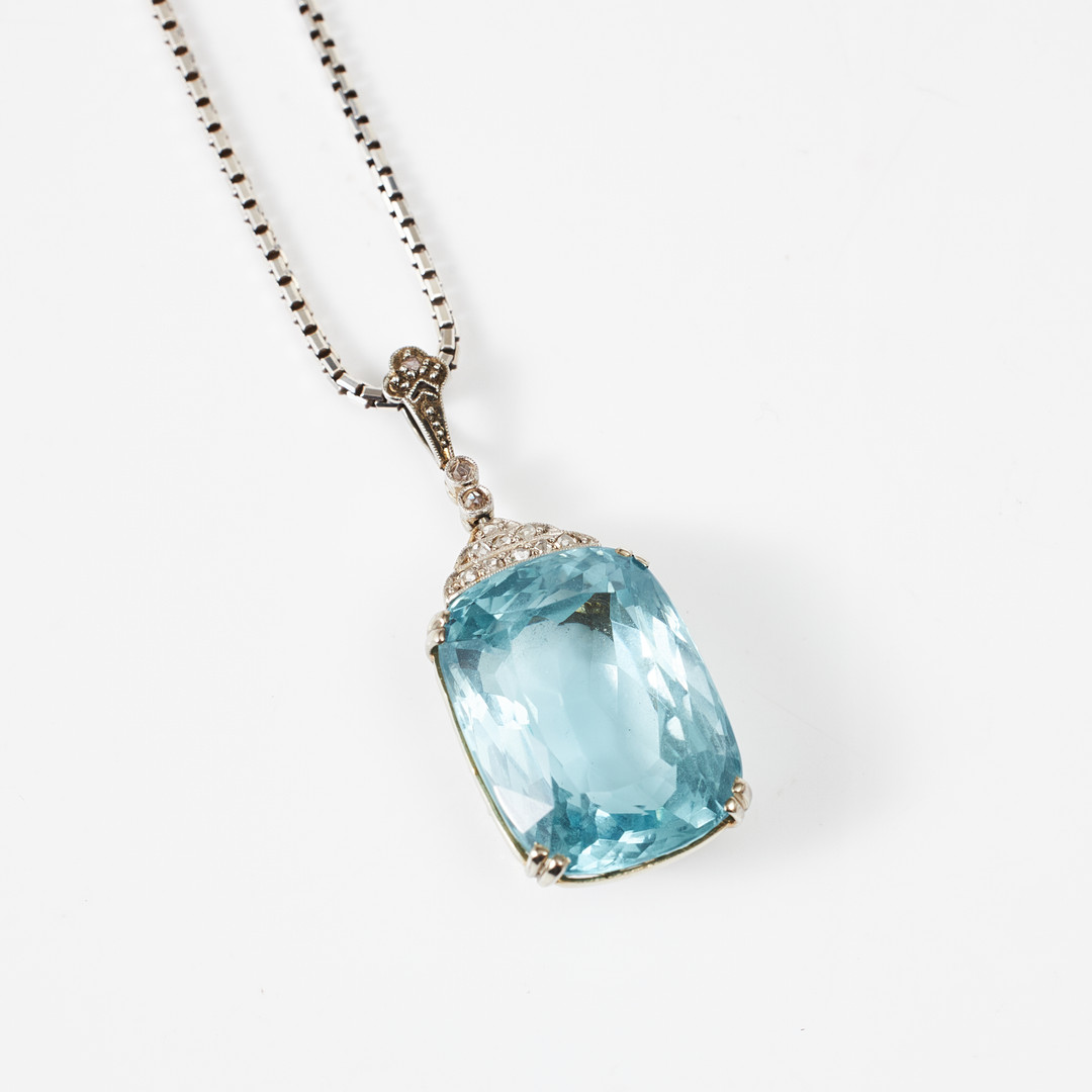 HÄNGE, 18 k rodierat vitguld, fantasislipad akvamarin, överdel samt ögla med dekor av totalt 12 små rosenslipade diamanter, KEDJA, sterlingsilver, venetiansk.